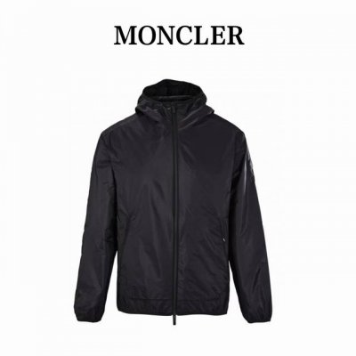 Moncler蒙口Mc 反光印花连帽夹克外套 采用高密度的锦纶制成的轻盈尼龙面料，使其极致的轻量化，同时又极具耐磨性和抗撕裂性。高密度的编织结构阻挡冷风侵入，表