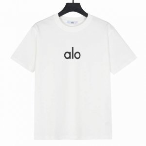 alo Yoga2025春夏新品瑜伽休闲短袖T恤 面料采用300克重双纱精梳棉 定制32支1*1螺纹 成衣两遍水洗处理 面料舒适亲肤无异感 定制定染面料 纺织密