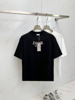Dior 2025春夏新款男士圆领短袖T恤 专柜同步售卖 高端品质 高版本 经典字母Logo设计 定制进口100%纯棉面料 手感柔软细腻 穿着亲肤舒适又透气 休