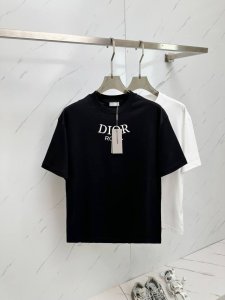 Dior 2025春夏新款男士圆领短袖T恤 专柜同步售卖 高端品质 高版本 经典字母Logo设计 定制进口100%纯棉面料 手感柔软细腻 穿着亲肤舒适又透气 休