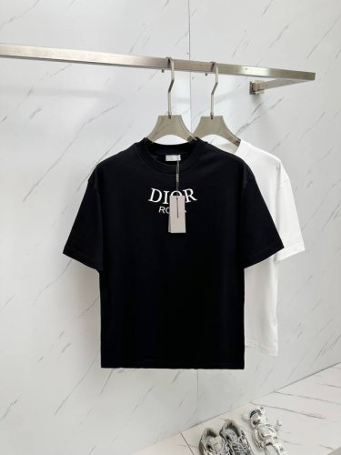 Dior 2025春夏新款男士圆领短袖T恤 专柜同步售卖 高端品质 高版本 经典字母Logo设计 定制进口100%纯棉面料 手感柔软细腻 穿着亲肤舒适又透气 休