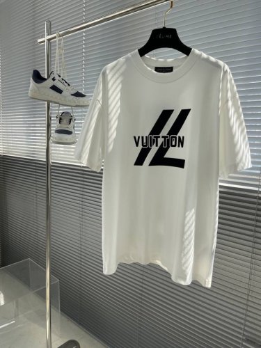 lv路易威登 2025S夏季圆领短袖T恤 100%棉面料以天然植物纤维提炼出来，手感柔软 穿着舒适，完全不易有刺激皮肤，这样的面料吸湿性透气性良好 图案立体细节