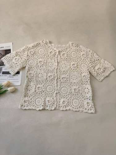 巨巨重工款 立体雕花纯手工钩花开衫 米杏色衬肤色好搭配 采用勾扣设计 非常方便实穿 搭配裙子吊带都是美美哒 细工出慢活 珍惜现货哦！ 34.46.38