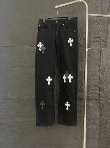 解锁高端时尚，款号：K035 克罗心城市限定神裤 Chrome Hearts Ch 城市限定系列瞩目上新，这款为成都量身定制的梵文十字贴布拼皮牛仔裤，将潮流与地