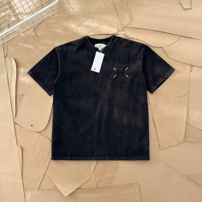 maison Margiela 马吉拉 胸口四角简约水洗款短袖 883 面料采用280G双纱爽滑棉，双纱的质感加上爽滑手感，面料整体重磅舒适，细节还原原版一比一