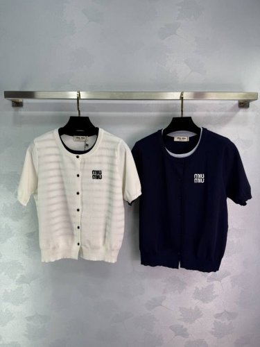 Miu Mi*短袖针织开衫，开衫上有精致的字母刺绣，舒适透气。经典款式，时尚百搭，适合多场合搭配。2色3码Sml T226B
