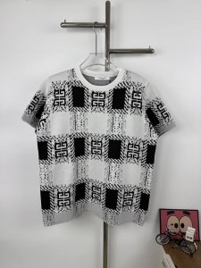 款号G33 新款纪梵希针织圆领毛衣Givenchy满印提花老花满印针织T恤半袖男女同款短袖 定制提花针织面料，工艺精致，立体奢华，惯用鲜明的个性元素让成衣魅力十