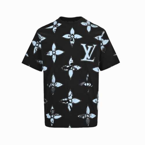 Louis Vuitton 路易威登 25Ss 满印老花四叶草渲染短袖 定织定染260克进口原版面料,搭配32支1×1棉盖丝罗纹 专柜7150元购入，也是当季主