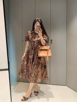 上新 华伦天奴 新款花豹斑点连衣裙 上身显瘦绝绝子～长裙设计，包容性极高，显瘦拉长脖颈，手感柔软顺直有垂感，透气包裹性强现货发！！ 颜色：咖色 尺码：Sml S
