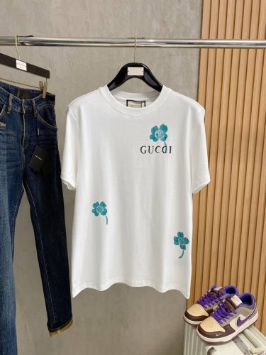 Gu# 2025春夏新款首发专柜最新款短袖圆领T恤 高端订制 设计前卫时尚 品牌Logo重工艺设计 高端定制230克面料.手感柔软.穿着舒适.专柜级别精致车线.