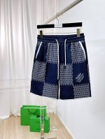 lv 2025春夏新款男士休闲短裤 高端货简洁时尚大方 定制原版进口面料 简洁利落又清爽 品质做工细节经得起任何形式检验简约大方百搭款 上身优雅帅气，焕然一新的