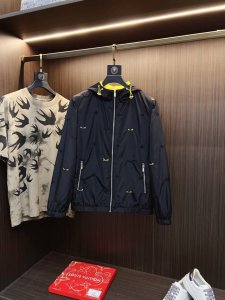 Chaon Fendi 芬迪 2025秋冬专柜新款休闲时尚夹克外套 超前卫设计风格 品牌Logo重工点缀设计 细腻舒适 穿着非常轻便不易起皱。多重重工艺 整体的