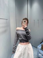 批330Miumi* 25Ss早春新款 一字领字母套头毛衣。高版采用18针织。原版开发！高版出品！一字肩领口露出肩颈更显瘦，显女人味 ，且一衣三穿。密实针织时尚