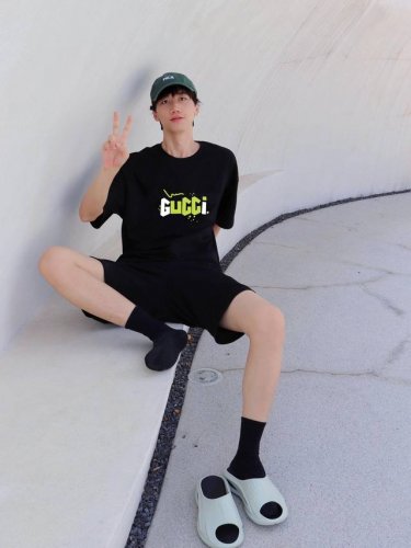 上新！Gucci古驰新款短袖T恤,卡通设计看起来满满的时尚感！版型剪裁特别有讲究！上身很洋气显瘦内搭外穿都看 高密针织圆领设计，平整简约！亲肤透爽！T恤面料的柔