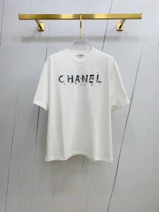 ss香奈儿纯棉最新面料经典标识图案Logo时尚简约潮流短袖，最顶级的品质专柜原单短袖，顶级制作工艺进口面料，专柜款独特设计，采用进口高端订制面料。官网在售！面料
