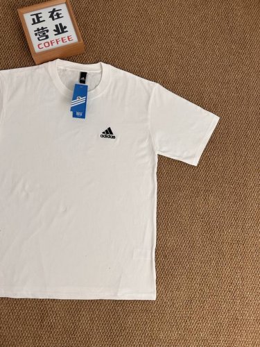 顶端刺绣品质阿迪达斯Adidas 三条杠白色短袖宽松男女同款情侣款 采用抗菌260克新疆长绒棉重磅面料 透气舒适 怎么洗都不起球透气轻柔的短袖，让您穿着舒适一整