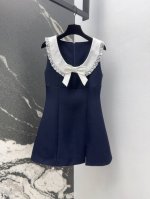 miu 25Ss 春夏新品复古花边蕾丝撞色连衣裙 定位蝴蝶结精致好看又洋气 简洁大方的裁剪设计版型上身超美 藏蓝色拼接白色优雅永不过时 精纺斜纹面料很高级 一条