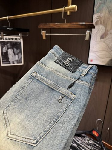 Ysl25S春夏男士直筒牛仔裤.......棉质牛仔面料打造 质地柔软又不失筋骨，手感干爽有韧性 经典的标志性浮雕徽标，灵魂般的点缀 各项指标皆为上品，自然带来