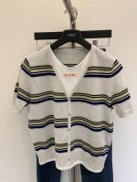 marni 2025 夏季新款 拼接假两件条纹针织短袖 胸口红色Logo贴饰 百搭款 颜色：灰色 藏蓝 码数：Sml