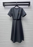 Dio*2025新品上架 腰带胸针连衣裙 定制Yb进口进口人棉材质 质感细腻 垂感有型 圆领正肩版型设计大气优雅 搭配前襟印刻字母水钻胸针点缀装饰 彰显品牌调性