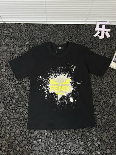 fendi芬迪男女同款户外运动吸汗透气宽松休闲纯色时尚百搭泼墨小恶魔眼睛印花图案纯棉套头圆领短袖T恤 衣柜里永远缺一件“万能T恤”？芬迪泼墨小恶魔眼睛印花款强势