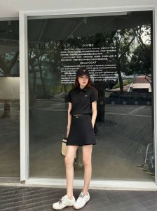 强烈推荐 Alo 2025新款套装 翻领抽绳短袖上衣搭片短裙的组合 经典字母刺绣装饰 爆款来袭 人人都能驾驭Ins风懒人卫衣套装 时髦运动风 本期为大家带来的懒