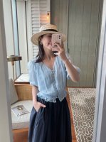 原版Cho.....2025夏季新款时尚麻料上衣，由100%苎麻材质制作，短款设计 拼接定制蕾丝织带装饰 胸口开扣设计 泡泡袖下摆木耳边边装饰 俏皮可爱 老钱风