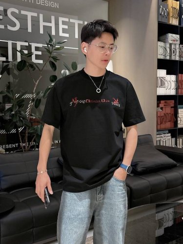 dio 25Ss春夏新款首发专柜最新款短袖圆领T恤 高端订制 设计前卫时尚！品牌Logo重工艺设计 高端定制230克面料.手感柔软.穿着舒适.专柜级别精致车线.