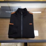 专柜新品 Zeng...杰尼..亚 25Ss专柜新品运动外套，空气层外套。精干立领设计，胸口橘黑橘刺绣品牌元素，袖臂织带拼接设计。 柔软舒适。 单色 M-3Xl