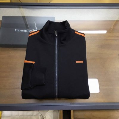 专柜新品 Zeng...杰尼..亚 25Ss专柜新品运动外套，空气层外套。精干立领设计，胸口橘黑橘刺绣品牌元素，袖臂织带拼接设计。 柔软舒适。 单色 M-3Xl