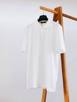 Louisvuitton 路易威登 新款胸前经典刺绣标识Polo衫，这款采用珠地面料制作而成，珍珠贝壳纽扣刻有Lv独家英文字母，面料贴肤舒适、耐看又好穿，时尚又