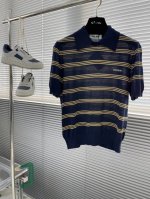 Miumiu 25Ss新款珠地布polo衫饰有横条纹图案，焕新演绎经典款式，而刺绣徽标则彰显出经典格调。 码数：S.M.L. 衣长