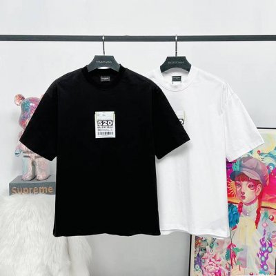 顶级版本 大货挂拍图 #巴黎25Ss机场行李520标签贴短袖# Balenci*Ga巴黎# 面料采用260G巴黎专用双纱*高克重1比1双纱罗纹 前幅彩用定制辅料
