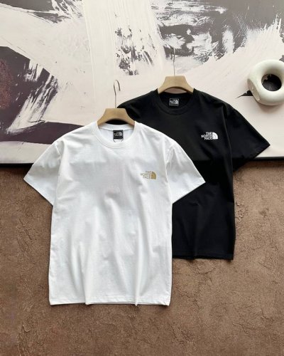 the North Face 北面2025年夏新款短袖T恤 官网同款 男女同款 双面液氨面料升级，采用日本液氨丝光工艺双面处理 液氨技术能使棉纤维膨胀后收缩，比