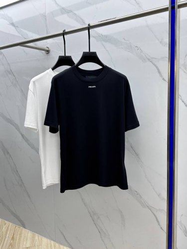 prada*普拉达 2025春夏新款首发专柜最新款短袖圆领T恤 高端订制 设计前卫时尚！品牌Logo重工艺设计 高端定制丝光长绒棉面料.手感柔软.穿着舒适.专柜