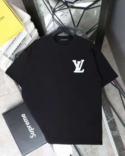 louis Vuitton 路易威登Lv 25Ss新款经典老花字母Logo贴布绣圆领短袖T恤 法国路威酩轩集团-Lvmh旗下品牌，著名奢侈品箱包和皮具品牌，百余