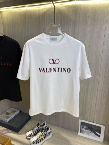 Valentino华伦天奴 2025Ss春夏最新款短袖T恤出货啦！！ 2025新款T恤 高版本专用面料 高克重纯棉丝光面料 上身舒适不失挺阔 针脚刺绣工艺、数字