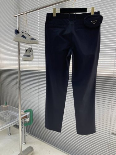 高端线好货 男士时装带小兜休闲西裤，2025新款，男士衣橱不可或缺的西装休闲裤，细节设计凸显奢华感，整体非常精致且辨识度很高，后腰部可自由脱卸三角标志小兜装饰