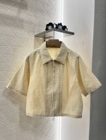 Fend*2025新品上架 提花拉链上衣短裤套装 定制Yb进口提花亚麻材质 质感高级 舒适养肤 短袖拉链上衣短裤套装 裁剪利落修身 裤腿微A版型起到遮肉包容效果