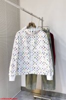 K644 Lvlouis Vuitton 彩色满印夹克外套 工艺说明：采用定制锦纶面料，既有绸缎般的丝滑触感，又兼具坚韧的特质，全幅彩色Monogram图案设计