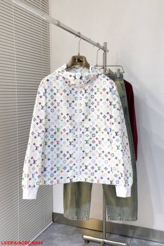 K644 Lvlouis Vuitton 彩色满印夹克外套 工艺说明：采用定制锦纶面料，既有绸缎般的丝滑触感，又兼具坚韧的特质，全幅彩色Monogram图案设计
