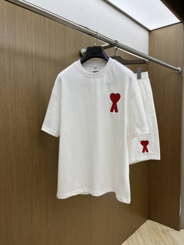 新款 套 Ami 2540春夏最新款休闲短裤短袖套装 男女款 贸易公司渠道稀出 同步官网发售 基本每一季都会有它的背影所在 期待着所有潮男潮女们的演绎 此款选用