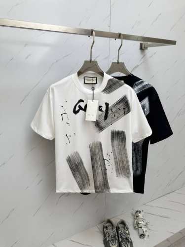 Gucci 2025Ss夏季最新品 专柜同步有售 原单狠货 时尚休闲圆领短袖T恤 上身舒适 吸睛而有亮点 采用进口原版面料 顶级3D数码印花工艺字母图案Logo
