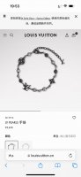 lv路易威登珍珠手链 配全套包装 Lv Pearls 手链令 Damier 铭纹金属珠饰与路易威登标识装饰交错排布于链条，以沉稳色调演绎经典风范，可为各式场合注