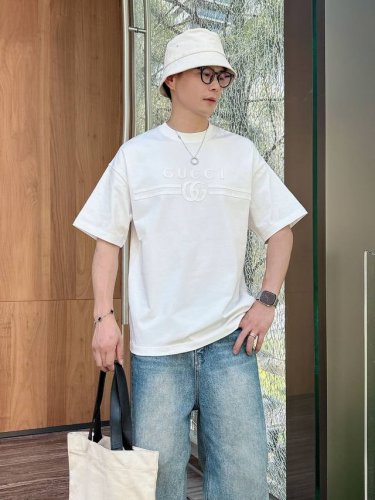 gu# 2025春夏新款圆领 首发专柜最新款短袖圆领T恤 高端订制 设计前卫时尚 品牌Logo重工艺设计 高端定制原版面料 手感柔软 上身穿着舒适 专柜级别精致