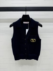上新原单高端品质 Valentin*2025早春最新系列！V字圆领针织背心开衫！标志性五金Logo大牌感十足！轻松吸引眼球，名媛少女优雅又高级！万能百搭版型上身
