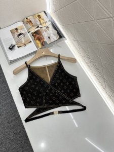 louis Vuitto*2025新品上架 激光牛仔胸衣背心 定制Yb斜纹棉牛仔材质 上身舒适柔软 纹理清晰 牛仔胸衣吊带背心 调性青春充满朝气 高腰短版设计