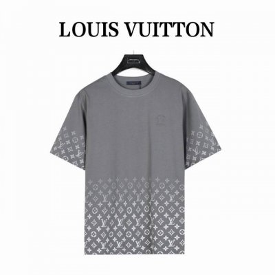 louisvuitton 路易威登 袖子渐变短袖T恤 男女同款全新美学灵感趣味设计,渠道性质精品。让整体造型设计更加优雅时尚，今夏最火系列，无数明星潮人追捧。裁