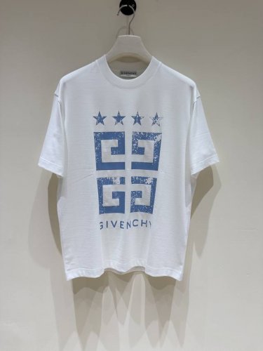 新品 Gvc25春夏新款Hg花纹五角星印花短袖T恤 这季G先生个人家居物品上的姓名首字母的启发，这一季创造了新的品牌元素，使用优雅弯曲的’Hg’，用印花和刺绣的