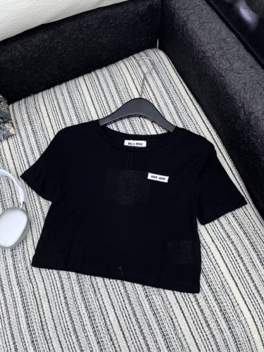 爆款现货 原单品质 Miu Mi*｜2025新品贴标 饰以高品质工艺 精致 清雅 脱俗 减龄柔美 一件成衣工艺繁琐耗时 呈现品质单品 上身洋气时髦 颜色清爽减龄